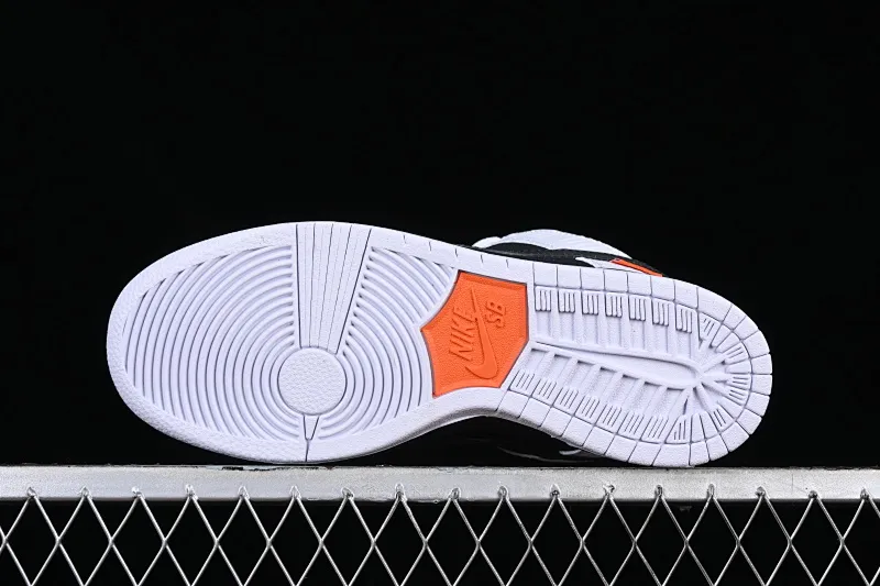 All categories Nk SB Dunk Series Nk SB Dunk Low low-top sneakers Cost-effective version Tightbooth x Nk SB Dunk joint model Reverse Panda SB low-top casual sports skateboard shoes FD2629-100